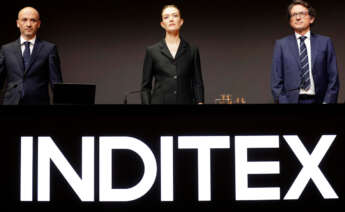 La presidenta de Inditex, Marta Ortega; el consejero delegado, Óscar García Maceiras (i) y el secretario general, Javier Monteoliva (d), durante la Junta general de accionistas celebrada este martes en la sede de la multinacional en Arteixo