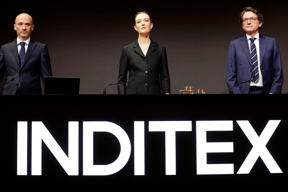 La presidenta de Inditex, Marta Ortega; el consejero delegado, Óscar García Maceiras (i) y el secretario general, Javier Monteoliva (d), durante la Junta general de accionistas celebrada este martes en la sede de la multinacional en Arteixo