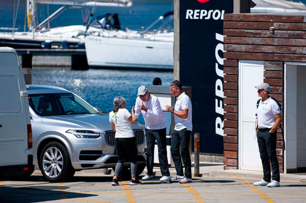 El Rey emérito, Juan Carlos I (c), espera para recoger el premio de las regatas de Sanxenxo por lograr la primera posición con el 'Bribón', a 30 de julio de 2023, en Sanxenxo, Pontevedra, Galicia (España)