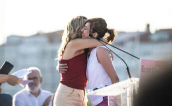 Abrazo entre Yolanda Díaz y Marta Lois en un mitin en A Coruña / Sumar