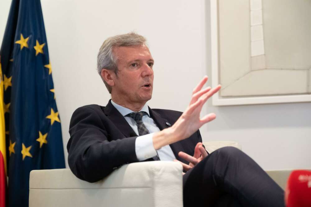 El presidente de la Xunta, Alfonso Rueda, durante la entrevista. - CÉSAR ARXINA / EUROPA PRESS
