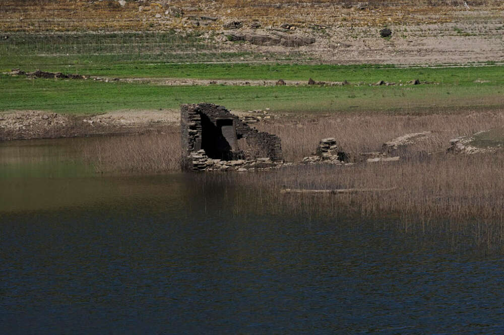 PORTOMARÍN (LUGO), 04/08/2023.- El bajo nivel del agua en el embalse de Belesar permite estos días ver las ruinas del antiguo Portomarín, la capital del municipio lucense del mismo nombre que quedó inundada bajo las aguas del Rio Miño.