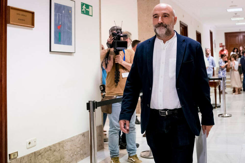 El diputado electo del BNG, Néstor Rego, en los pasillos del Congreso