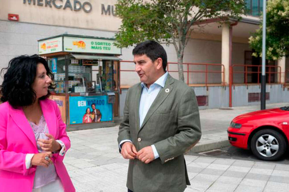 El delegado del Gobierno en Galicia, Pedro Blanco, con la alcaldesa de Cee, Margarita Lamela. Delegación del Gobierno en Galicia