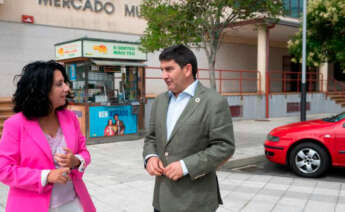 El delegado del Gobierno en Galicia, Pedro Blanco, con la alcaldesa de Cee, Margarita Lamela. Delegación del Gobierno en Galicia