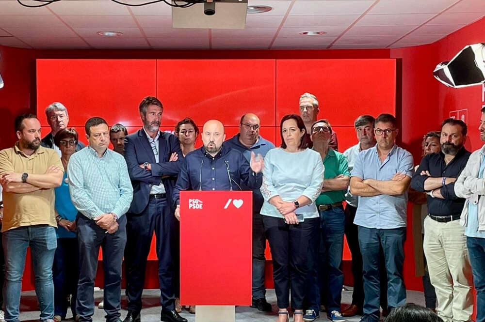 Rueda de prensa del secretario de Organización del PSdeG, José Manuel Lage, y el presidente de la Fegamp, Alberto Varela, acompañados de alcaldes