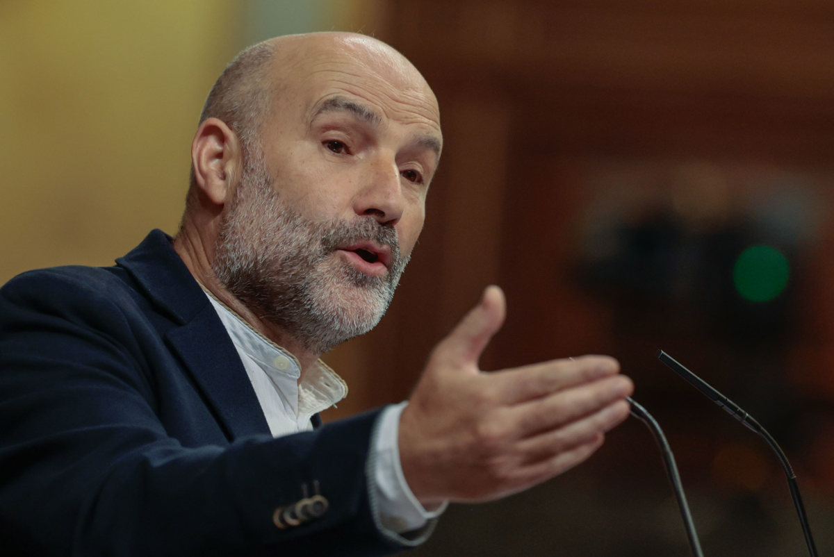 El portavoz del BNG, Néstor Rego durante la segunda jornada del debate de su investidura en el Congreso este miércoles. EFE/ Sergio Pérez