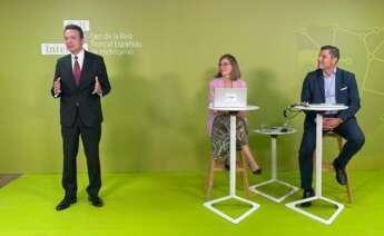 El CEO de Enagás, Arturo Gonzalo, junto a la directora general de Transición Energética de Enagás, Natalia Latorre, y el director de Hidrógeno de la compañía, Jesús Gil.