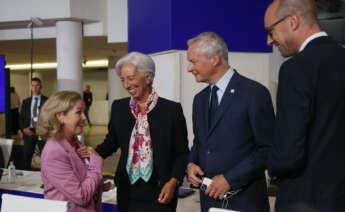 La vicepresidenta primera y ministra de Asuntos Económicos, Nadia Calviño (i-d), la presidenta del Banco Central Europeo, Christine Lagarde, al ministro de Economía, Finanzas y Recuperación de Francia, Bruno Le Maire, el ministro belga de economía Vincent van Peteghem, al comienzo la reunión del Eurogrupo que se celebra en Santiago de Compostela, este viernes. EFE/ Xoan Rey