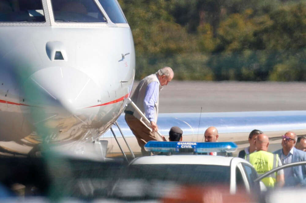 El Rey Juan Carlos I bajando del avión en Vigo