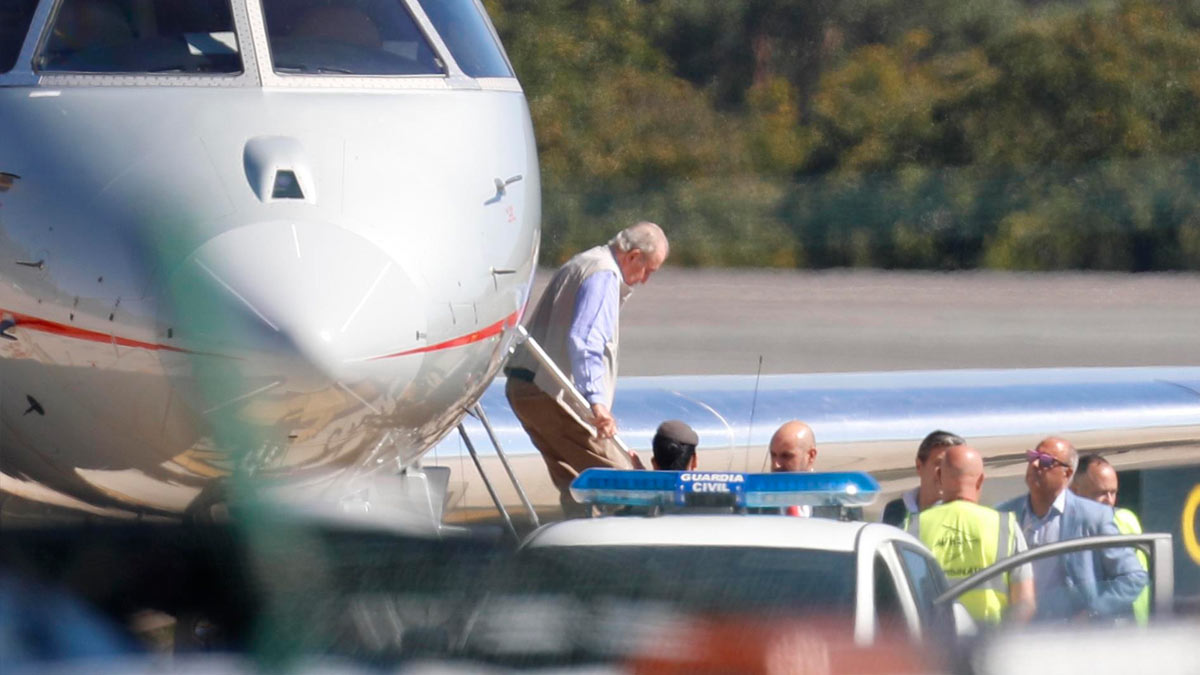 El Rey Juan Carlos I bajando del avión en Vigo