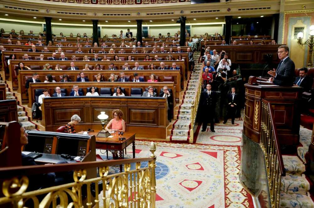 El candidato a la presidencia del Gobierno y líder del PP, Alberto Núñez Feijóo (d) durante su intervención en la segunda jornada del debate de su investidura en el Congreso