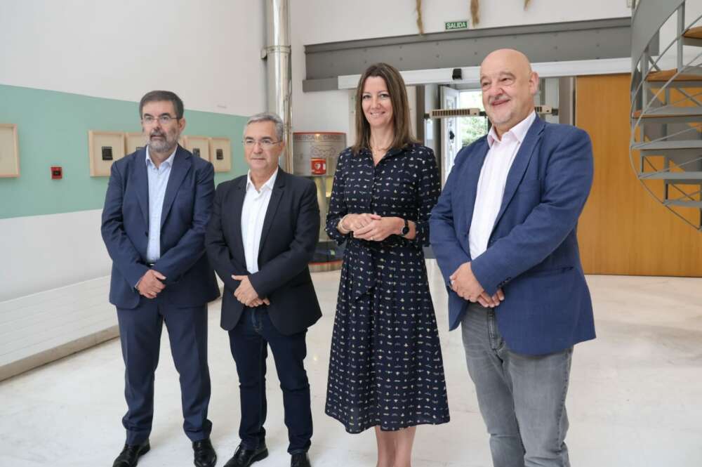 El director del informe "Mapa de Cohesión del Sistema Urbano", Roberto San Salvador; el presidente de la Diputación de Ourense, Luis Menor; la alcaldesa de Lugo, Lara Méndez; y el secretario general del Eixo Atlántico, Xoan Vázquez Mao, en la presentación del estudio