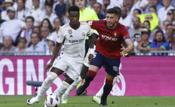 El delantero brasileño del Real Madrid, Vinícius Jr., (i) disputa el balón ante David García (d), defensa del Osasuna, durante el partido de Liga EA Sports que el Real Madrid y el Osasuna en el estadio Santiago Bernabéu. EFE/Rodrigo Jiménez