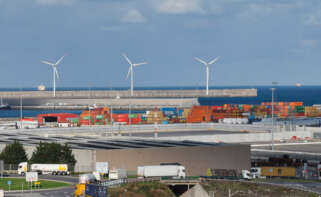 Vista de los aerogeneradores del puerto de Bilbao