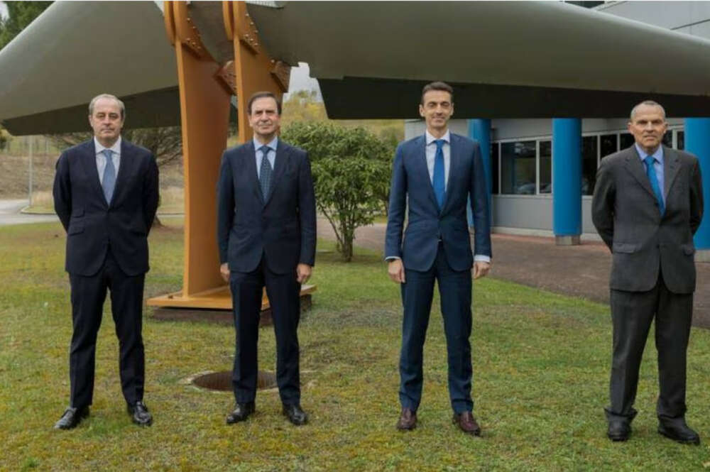 De izquierda a derecha, Hipólito Suarez, director general de Aernnova; Iñaki López Gandásegui, presidente; Ricardo Chocarro, consejero delegado; y Ricardo Moro, jefe de Operaciones