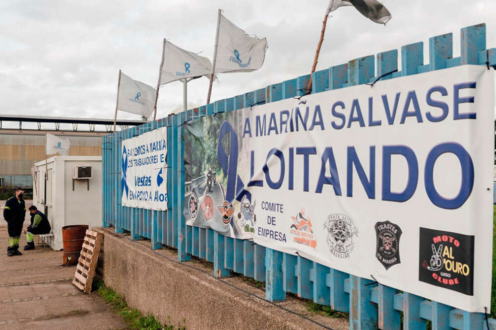 Dos vigilantes de seguridad en la caseta de vigilancia de la fábrica de Alcoa en San Cibrao. Carlos Castro