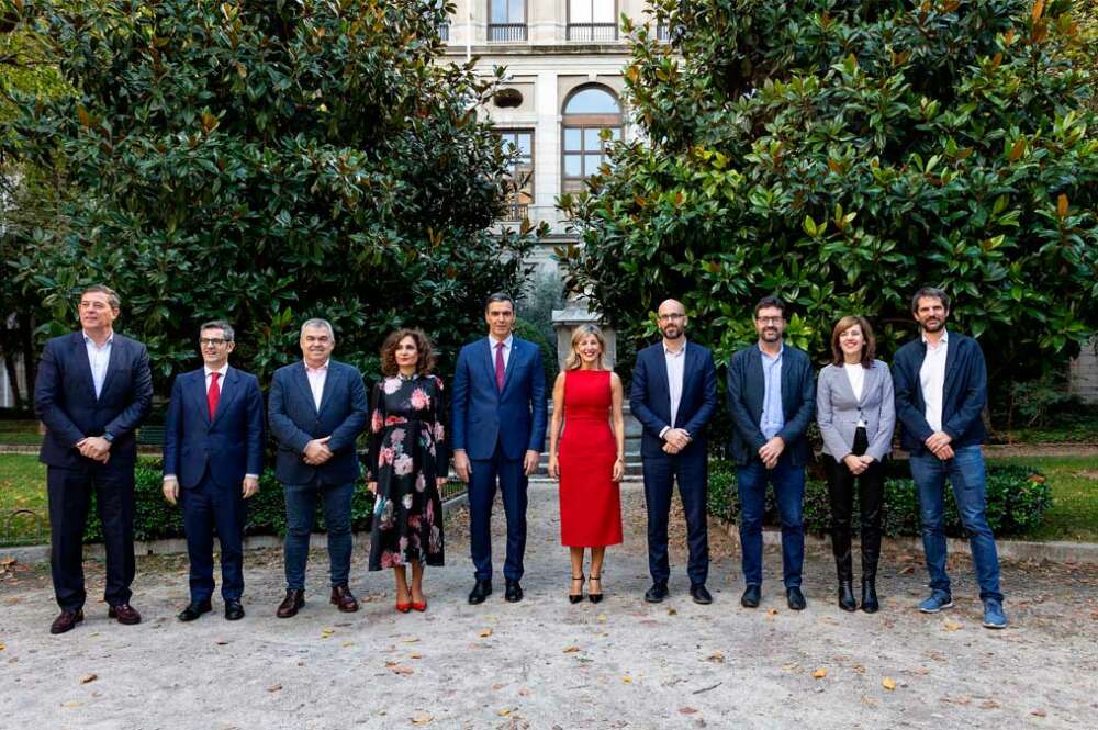 Foto de familia tras el acto de firma del acuerdo entre PSOE y Sumar en la que aparece, entre otros, José Ramón Besteiro, María Jesús Montero, Pedro Sánchez, Yolanda Días, Marta Lois y Ernest Urtasun