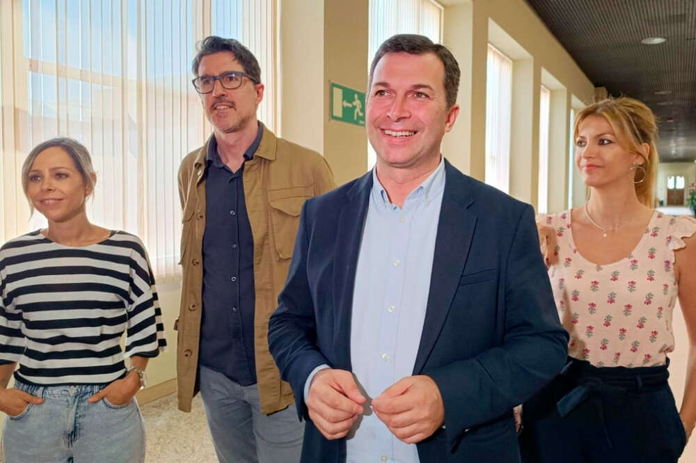 El diputado del PSdeG y exsecretario xeral de la formación, Gonzalo Caballero, junto a los parlamentarios Noelia Otero, Pablo Arangüena y Marina Ortega