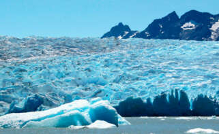 Fotografía que muestra pequeñas masas de hielo el 25 de diciembre 2022, en el Glaciar Grey, en la Patagonia chilena