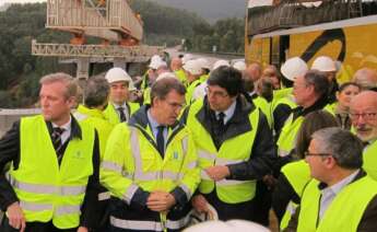 Foto de archivo de Alberto Núñez Feijóo, en su época como presidente de la Xunta, visitando las obras de una autovía