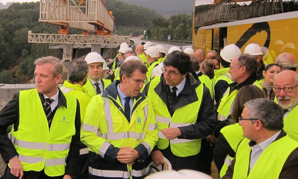 Foto de archivo de Alberto Núñez Feijóo, en su época como presidente de la Xunta, visitando las obras de una autovía