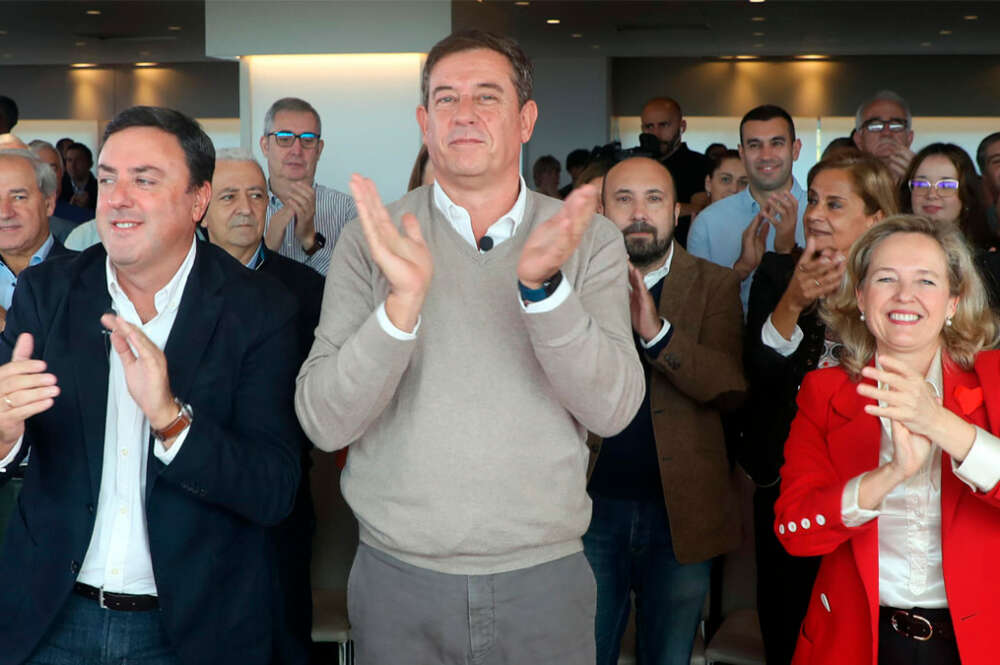 Valentín González Formoso, José Ramón Gómez Besteiro y Nadia Calviño aplaudiendo en el acto "Galicia: Horizonte 2030. Preparando o cambio"