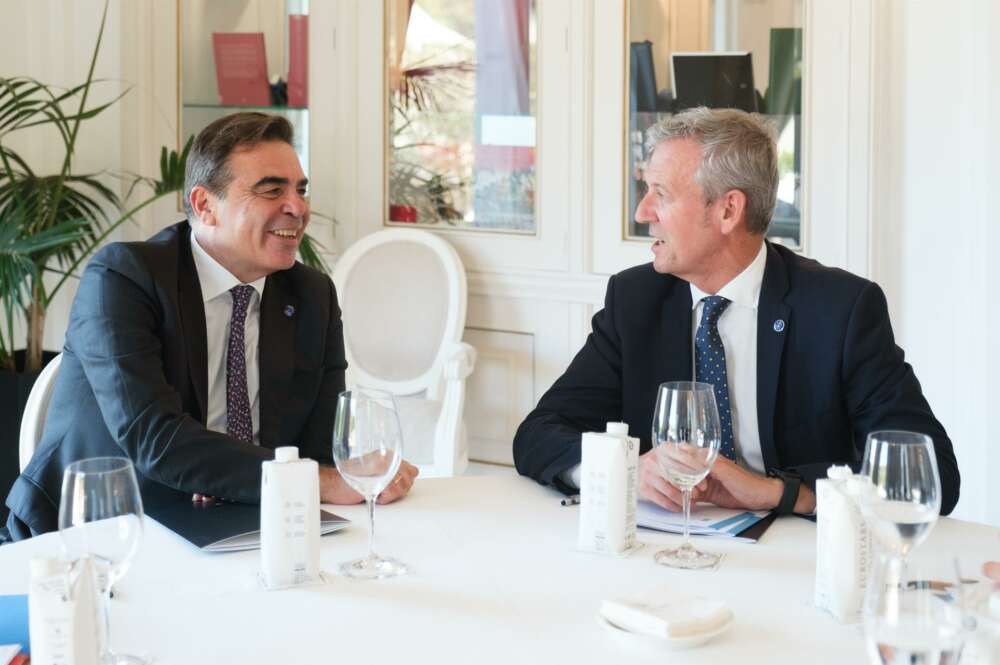 El presidente de la Xunta de Galicia, Alfonso Rueda, se ha reunido con el vicepresidente de la Comisión Europea, Margaritis Schinas, en O Grove (Pontevedra) / Xunta