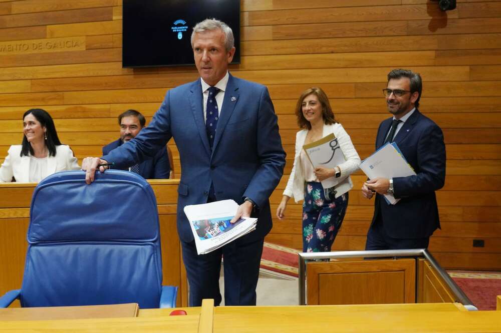 Alfonso Rueda en el Parlamento, flanqueado por los videpresidentes Diego Calvo y Ángeles Vázquez / EP