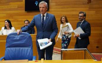 Alfonso Rueda en el Parlamento, flanqueado por los videpresidentes Diego Calvo y Ángeles Vázquez / EP