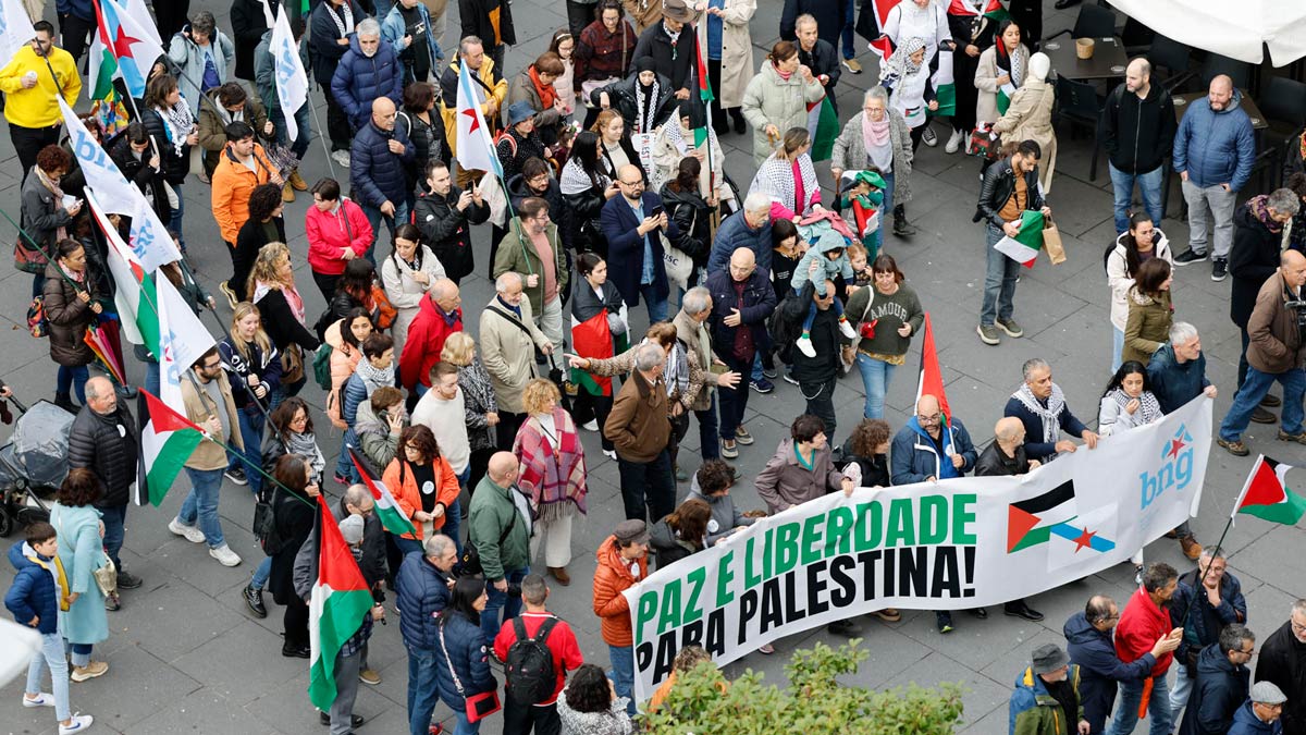 Cientos de personas muestran su apoyo a Palestina en la plaza Roja de en Santiago de Compostela, este domingo