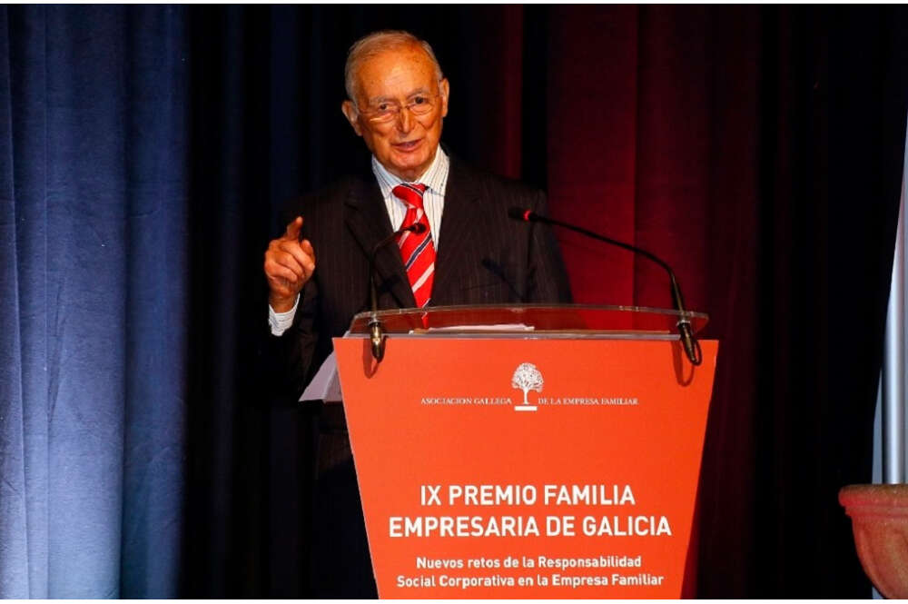 Luis Fernández Somoza en el atril agradeciendo el premio de la Asociación Gallega de Empresa Familiar. Foto: AGEF