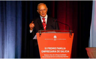 Luis Fernández Somoza en el atril agradeciendo el premio de la Asociación Gallega de Empresa Familiar. Foto: AGEF