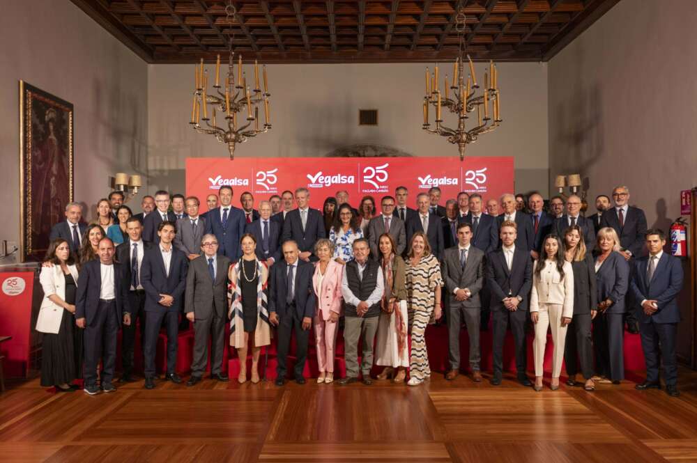 Foto de familia en el 25 aniversario de Vegalsa-Eroski en Santiago, con el presidente de la Xunta, Alfonso Rueda; el entonces director general de Vegalsa-Eroski, Joaquín González; la CEO de EROSKI, Rosa Carabel; y el presidente de Vegalsa-Eroski, Javier Amézaga