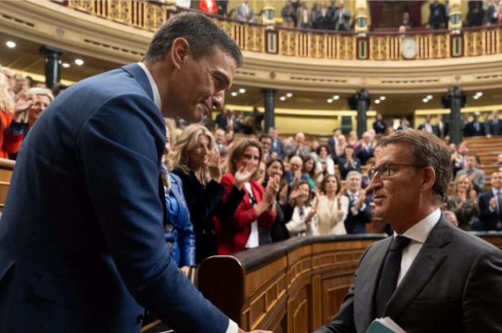 Pedro Sánchez y Alberto Núñez Feijóo se saludan tras la sesión de investidura / Europa Press