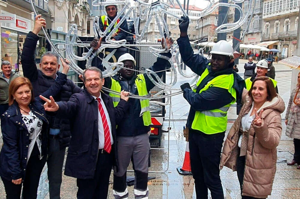 El alcalde de Vigo, Abel Caballero, con varios concejales y ténicos de Ximénez, en el inicio de instalación del alumbrado navideño, a 7 de noviembre de 2023