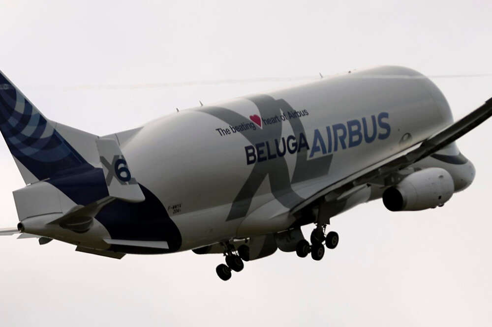 El avión beluga XL de Airbus tras despegar del aeropuerto de Vigo, sobrevuela el cielo durante unas pruebas, en agosto de 2023