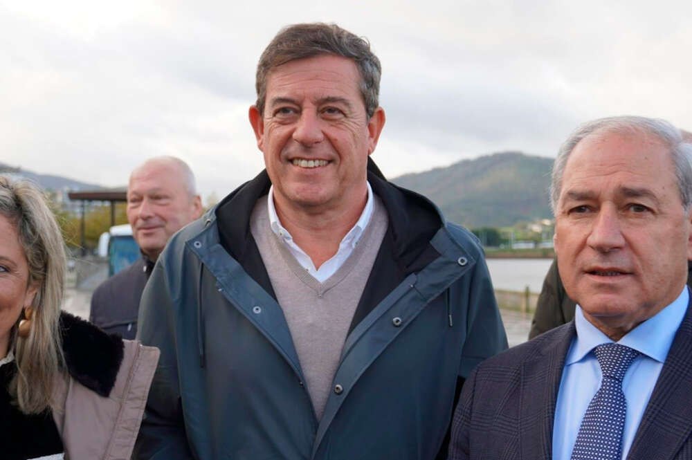 El candidato a la presidencia de la Xunta por el PSdeG, Xosé Ramón Gómez Besteiro, con el secretario provincial del partido y presidente de la Diputación de Lugo, José Tomé