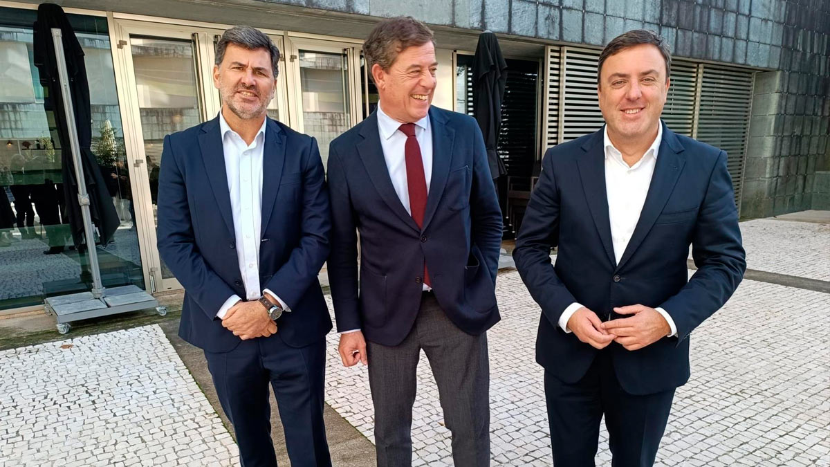 El eurodiputado del PSdeG Nicolás González Casares; el candidato socialista a la Presidencia de la Xunta, José Ramón Gómez Besteiro, y el secretario xeral del PSdeG, Valentín González Formoso, en un acto en Santiag