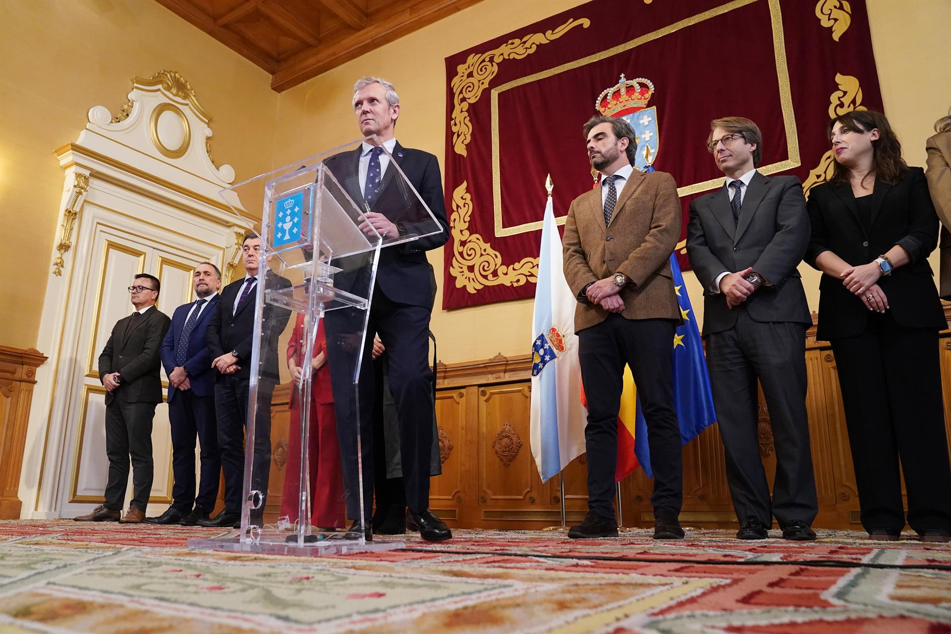 El presidente de la Xunta, Alfonso Rueda, da una lectura de una declaración institucional ‘en defensa del equilibrio de la España autonómica’, en Pazo de Raxoi, a 3 de noviembre de 2023, en Santiago de Compostela, A Coruña, Galicia. - Álvaro Ballesteros - Europa Press