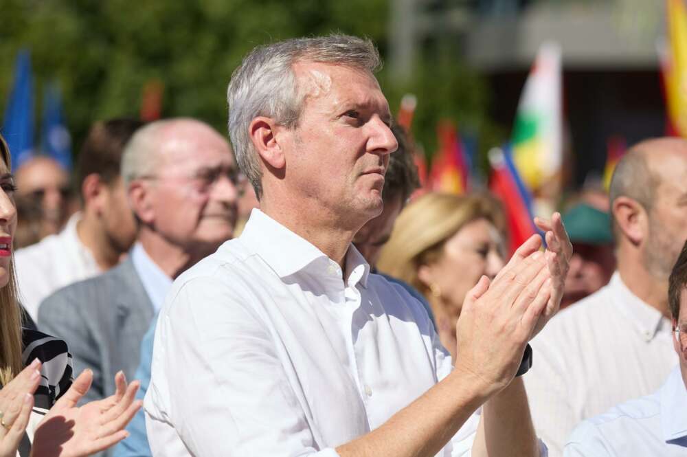 El presidente de la Xunta de Galicia, Alfonso Rueda, aplaude durante la manifestación organizada por el PP, en la plaza de Felipe II el pasado mes de septiembre / Europa Press