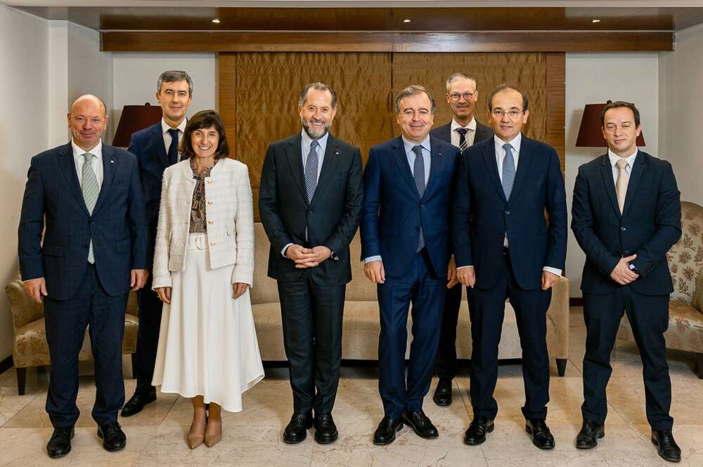 Juan Carlos Escotet y Francisco Botas, en el centro, presidente y CEO de Abanca, con los equipos directivos que han cerrado la venta de Eurobic por la entidad gallega