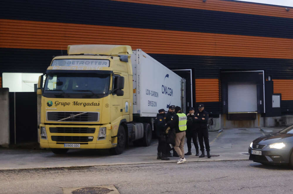 La Policía Nacional y la Agencia Tributaria decomisaron 7,5 toneladas de cocaína y en Cambre (A Coruña). Una operación policial contra el narcotráfico, vinculada al transporte marítimo