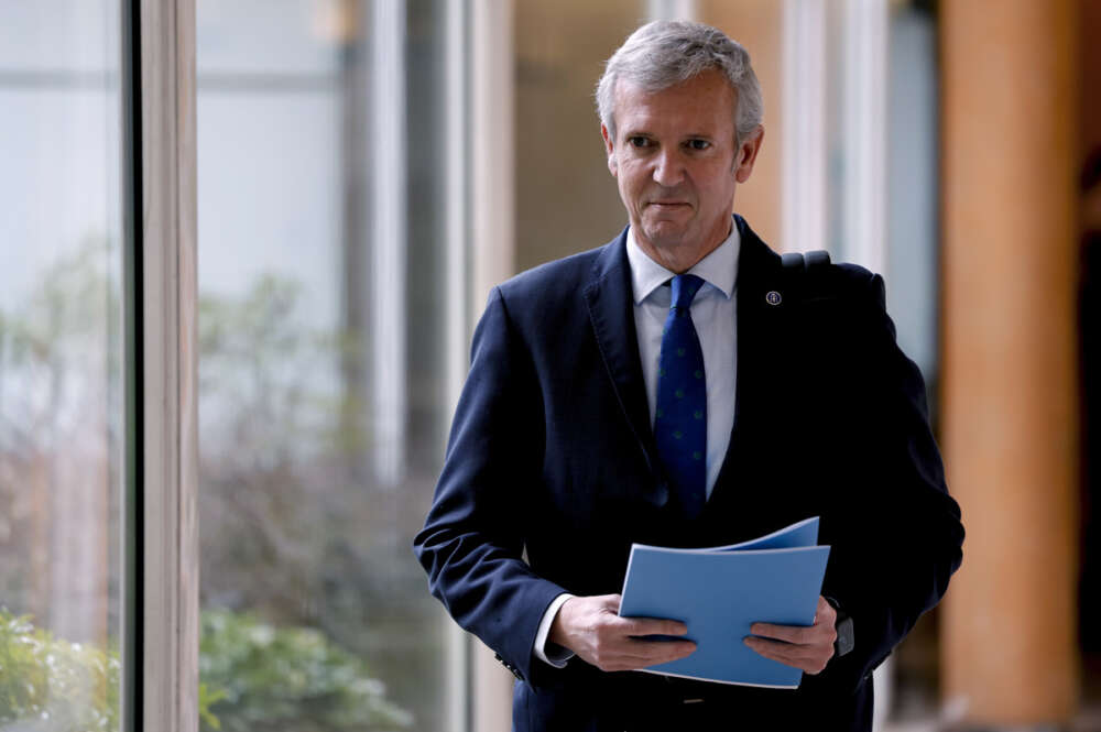 El presidente de la Xunta, Alfonso Rueda, antes de la rueda de prensa posterior a la reunión del Consello, en la que anunció la convocatoria de elecciones para el próximo 18 de febrero, este jueves, en Santiago de Compostela. EFE/Lavandeira jr