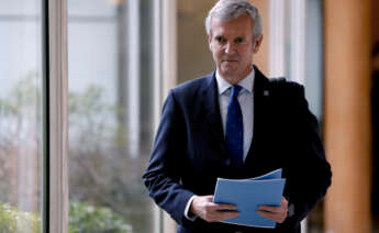 El presidente de la Xunta, Alfonso Rueda, antes de la rueda de prensa posterior a la reunión del Consello, en la que anunció la convocatoria de elecciones para el próximo 18 de febrero, este jueves, en Santiago de Compostela. EFE/Lavandeira jr