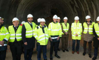 El presidente de la Xunta, Alfonso Rueda, y el delegado del Gobierno en Galicia, Pedro Blanco, y otras autoridades visitan las obras de conexión ferroviaria del puerto exterior de A Coruña