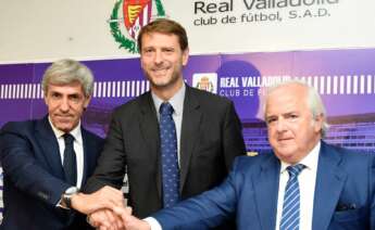 Imagen de archivo de José Moro (izquierda) y José Luis Losada (derecha) junto al expresidente del Valladolid, Carlos Suárez, durante su presentación como vicepresidentes del club en 2017