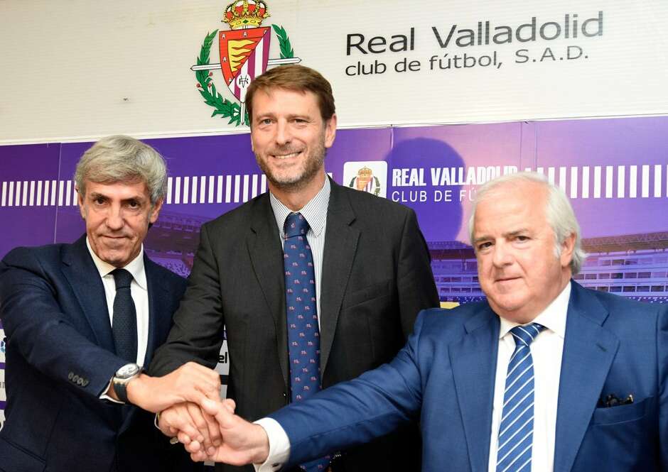 Imagen de archivo de José Moro (izquierda) y José Luis Losada (derecha) junto al expresidente del Valladolid, Carlos Suárez, durante su presentación como vicepresidentes del club en 2017