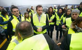 El ministro de Transportes, Óscar Puente, en su visita al viaducto del Castro en la A6 / Europa Press