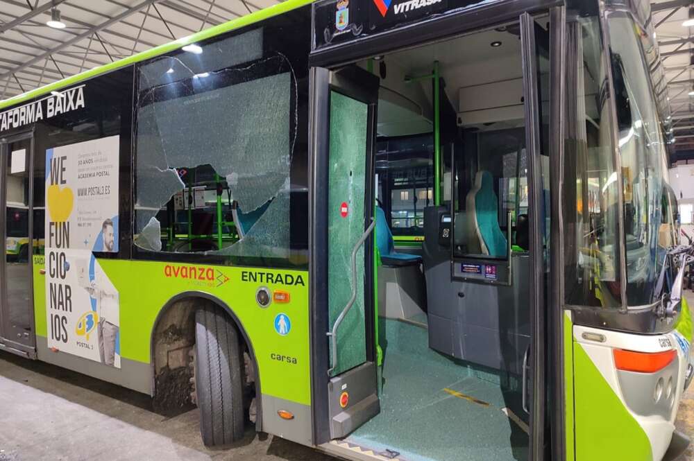 Bus de la línea 7 de Vitrasa (Vigo), dañado por impacto de objetos lanzados el 19 de diciembre de 2023 / Vitrasa